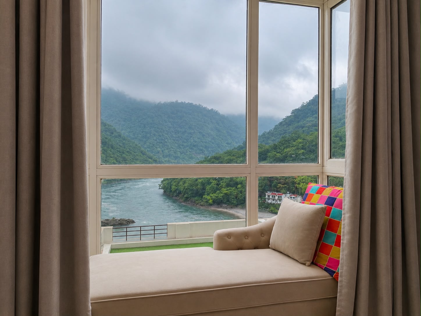 Daybed by the window with river view at Aloha Oasis